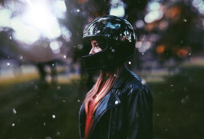 女人穿黑色摩托车头盔
